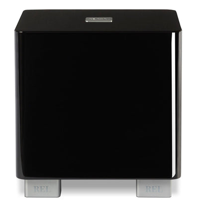 Subwoofer REL de alta fidelidad, acabado negro brillante con patas metálicas, ideal para sistemas de audio premium.